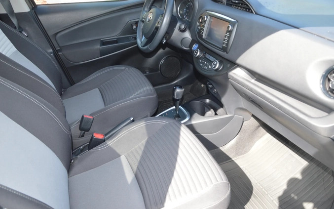 Toyota Yaris cena 57900 przebieg: 57000, rok produkcji 2017 z Józefów małe 137